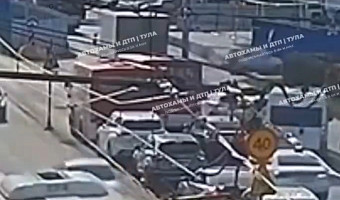 На видео попал момент ДТП с автобусами на проспекте Ленина в Туле