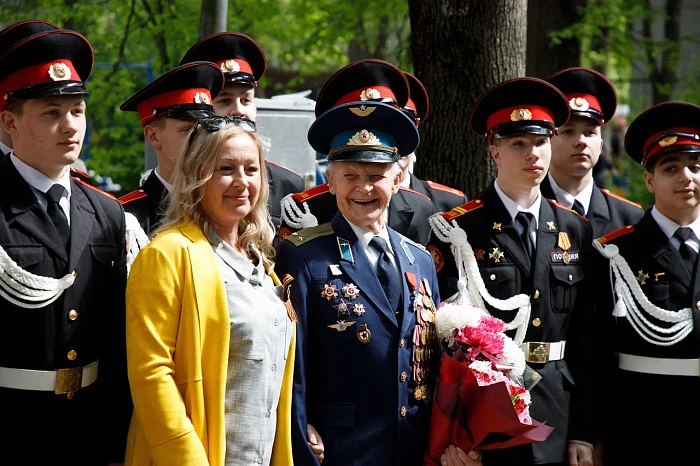 Тульские кадеты и студенты поздравили ветерана Великой Отечественной войны с наступающим Днем Победы