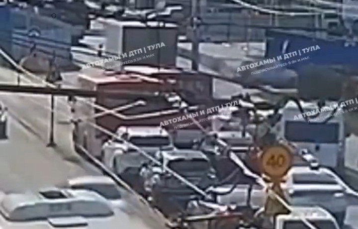 На видео попал момент ДТП с автобусами на проспекте Ленина в Туле