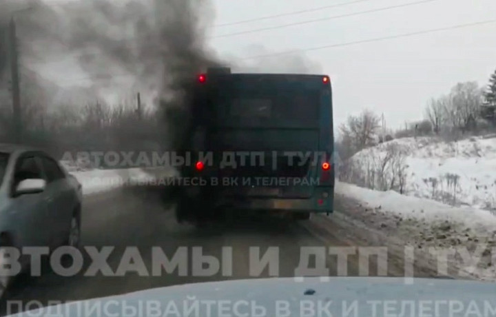 В микрорайоне Кося Гора в Туле ездит дымящийся автобус
