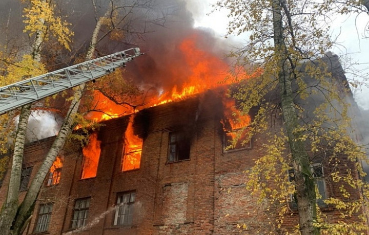 На улице Заводской в Узловой загорелось трехэтажное строение