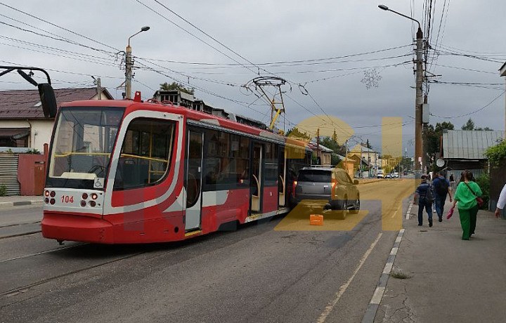 ﻿Из-за ДТП на улице Оборонной в Туле встали трамваи и собралась пробка