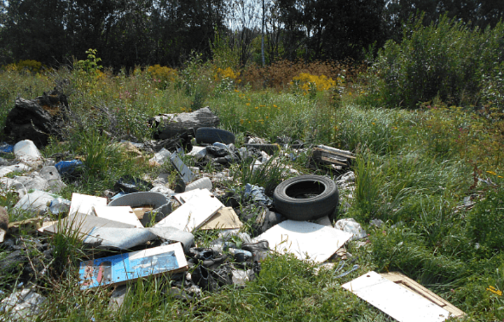 В Узловском районе Тульской области обнаружили незаконную свалку строительных отходов на землях сельхозназначения