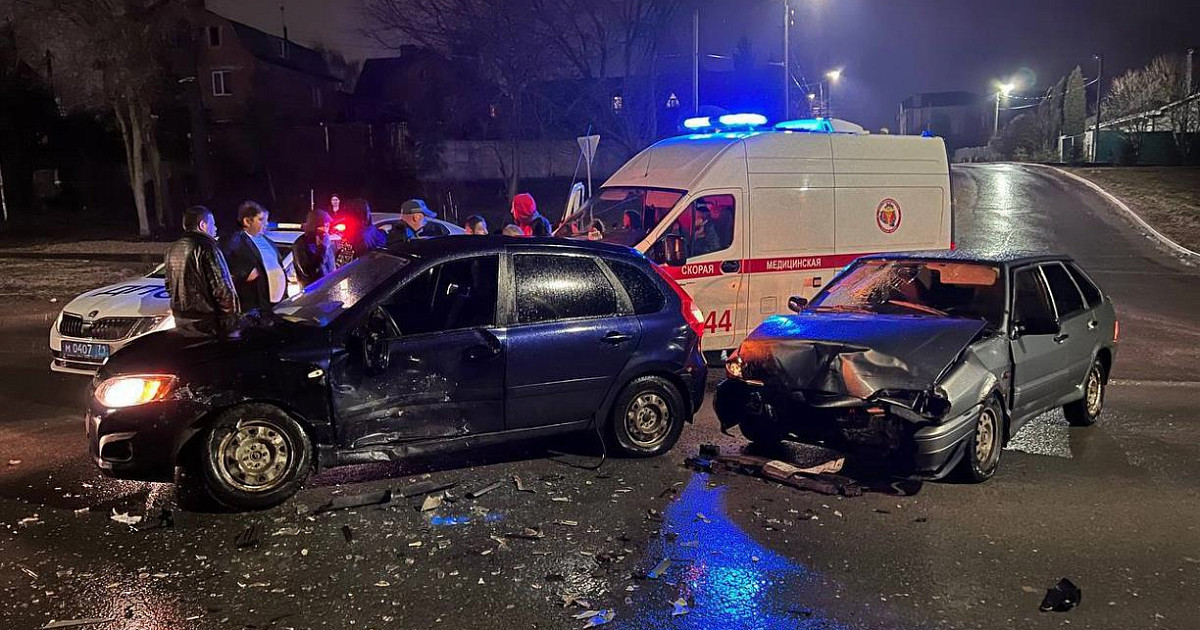 В ДТП на перекрестке улиц Чмутова и Тихмянова в Туле пострадали два ...
