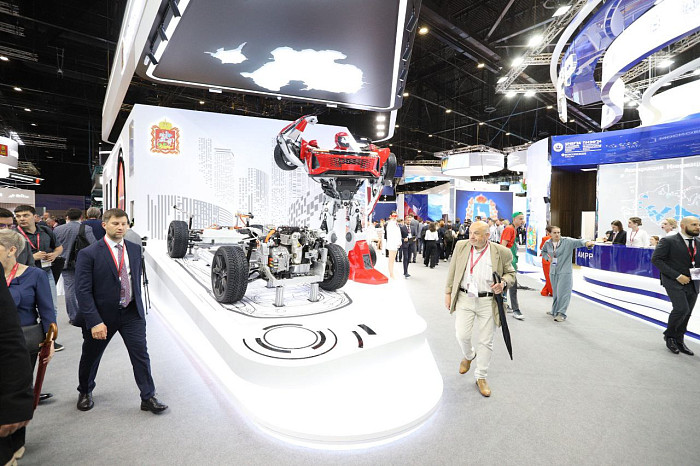 Люди, машины, роскошь: яркие фото третьего дня ПМЭФ-2024