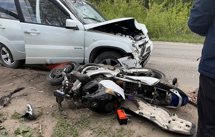 В Пролетарском округе Тулы произошло лобовое столкновение легковушки с мотоциклом