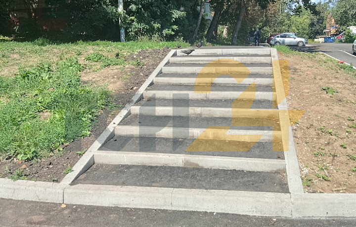 В Туле администрацию просят установить перила на лестнице на улице Галкина