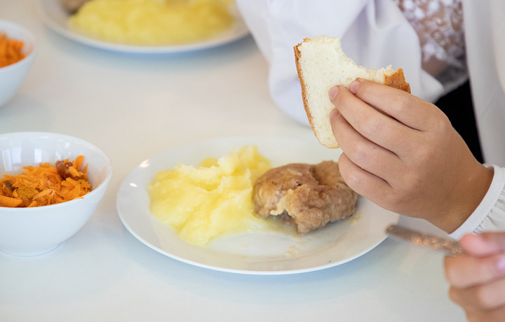 Врач назвал основы сбалансированного питания для детей