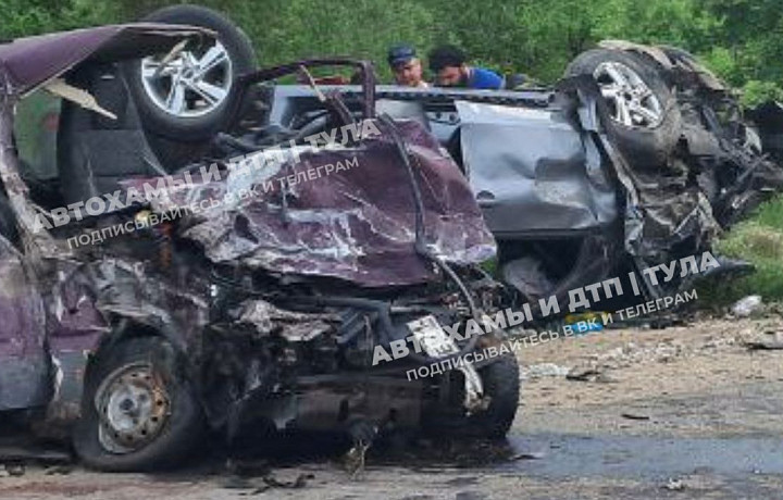 Появились фото с места страшной аварии под Тулой: Nissan перевернулся, «Оку» смяло как консервную банку