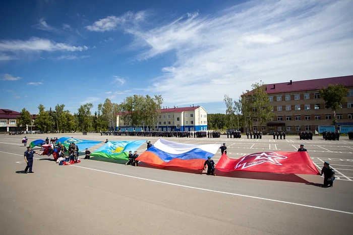 Алексей Дюмин поздравил тульских десантников с Днем ВДВ