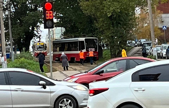 На улице Плеханова в Туле трамвай сошел с рельсов