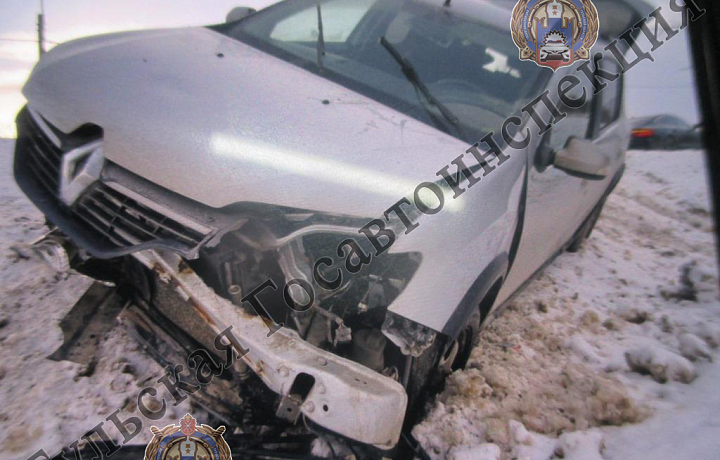 В Ленинском районе Тулы автоледи на Renault Sandero попала в ДТП