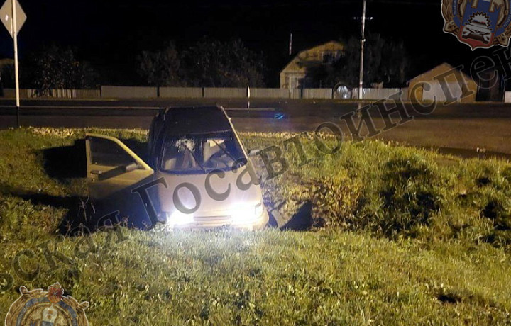 Водитель «ВАЗ 21102» попал в больницу после съезда в кювет в Тепло-Огаревском районе
