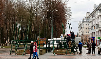 На Центральной площади Новомосковска начался монтаж новогодней ёлки