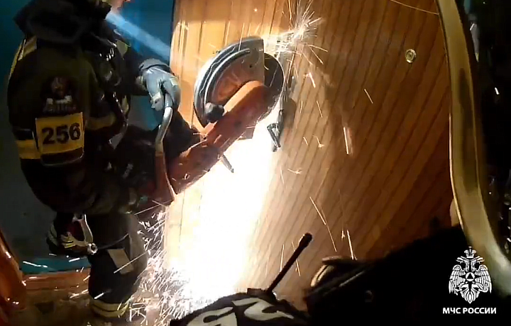 В Новомосковске спасатели помогли пенсионерке, упавшей в запертой изнутри квартире