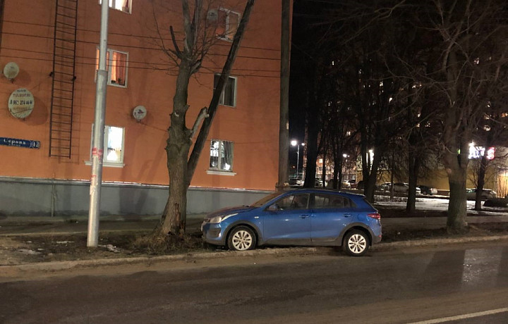 На улице Серова в Туле автомобиль Kia врезался в дерево