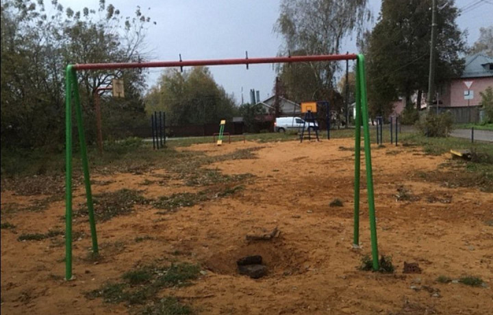 В Щекине власти демонтировали детскую площадку, а новую не ставят из-за отсутствия денег