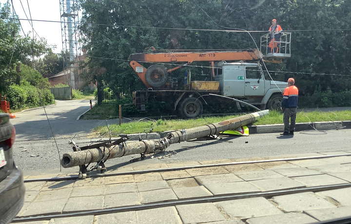 В Туле на улице Оружейной упавший столб остановил движение трамваев