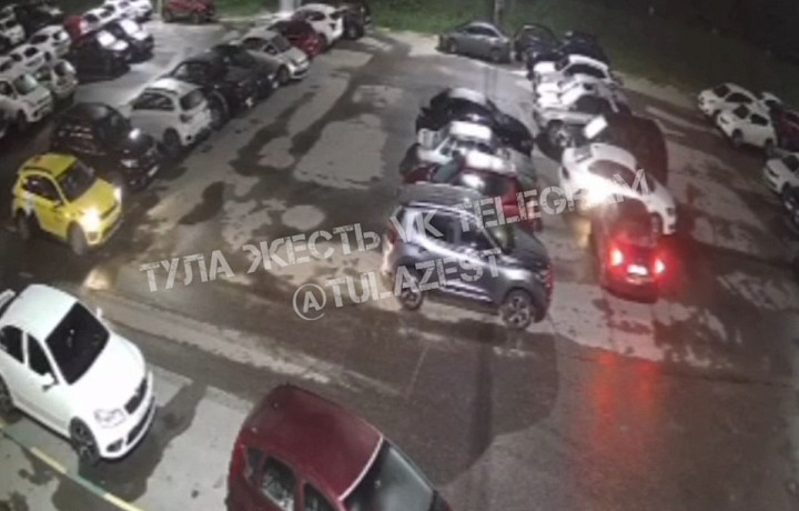 В тульском ЖК «Московский» автоледи собрала пять припаркованных машин