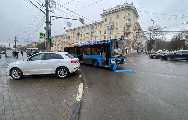 Легковой автомобиль и автобус столкнулись на проспекте Ленина в Туле