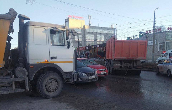 В Туле на улице Металургов столкнулись три автомобиля