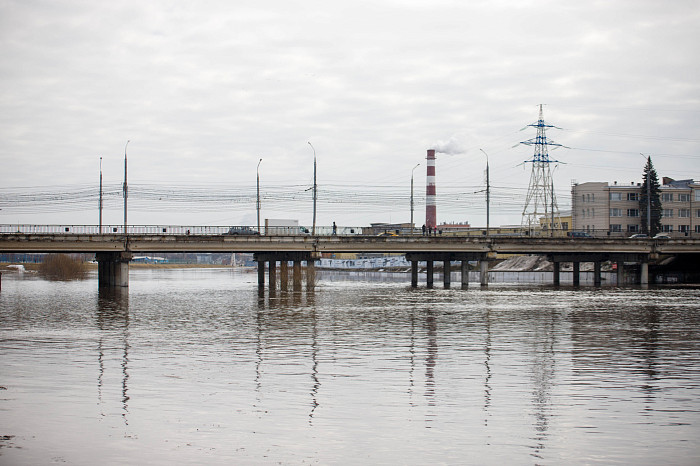 На Пролетарской набережной в Туле затопило пешеходный мост