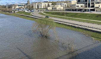 В Туле у Музея оружия из-за непогоды снова поднялся уровень воды в Упе