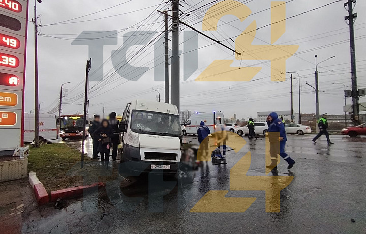 Четыре человека погибли в массовом ДТП с трамваем и маршрутками на Пролетарском мосту в Туле