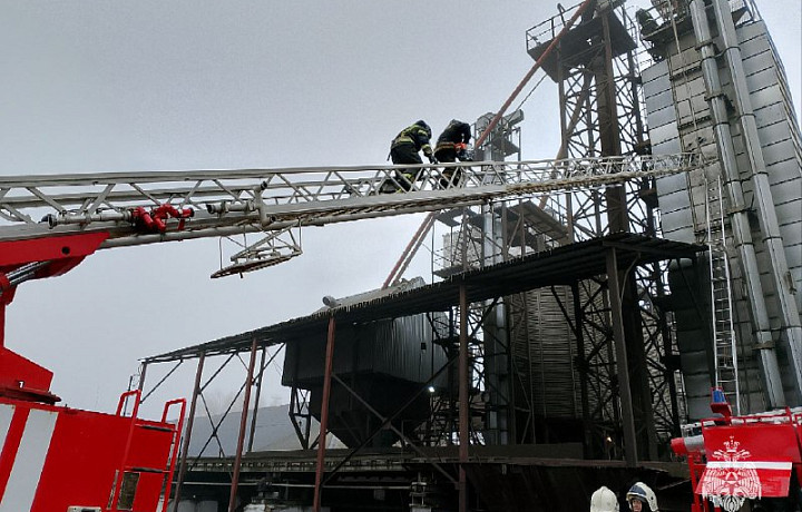 В Арсеньево Тульской области огнеборцы потушили пожар в зерносушилке