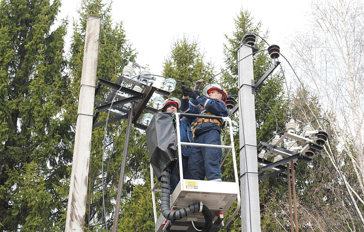 Тульские энергетики ликвидируют последствия сильного ветра в Туле