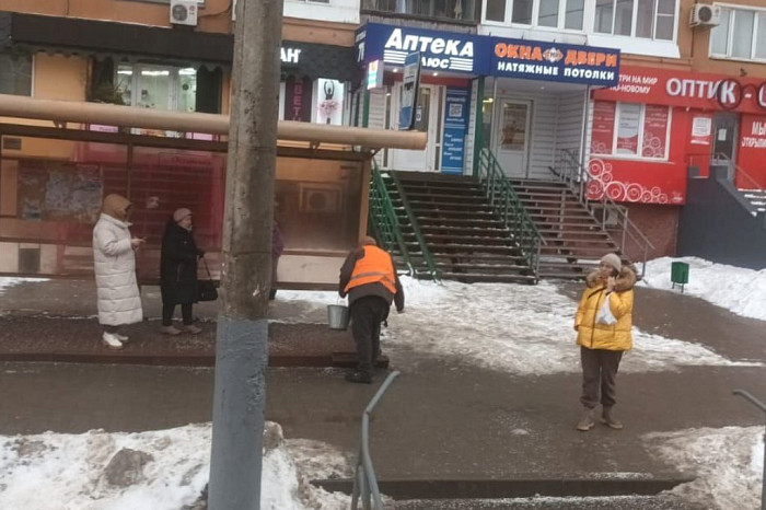 Улицы Тулы обрабатывают противогололедными материалами