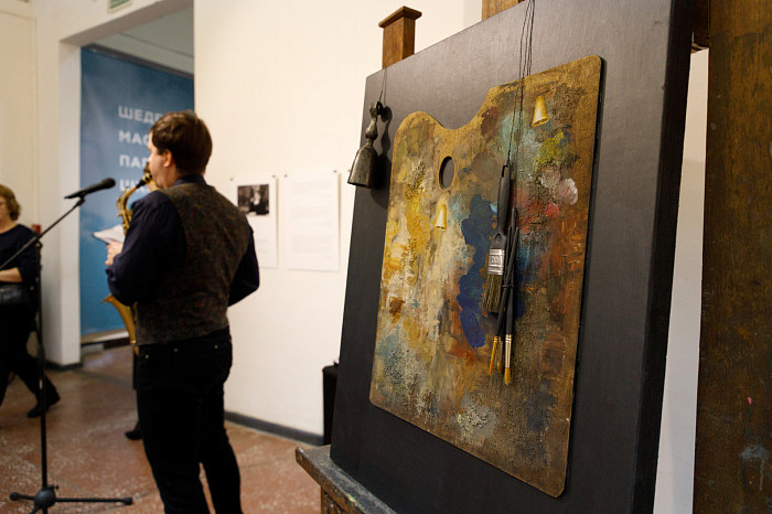 Таинственные маски и средневековые мотивы: в Туле открылась выставка художника Александра Майорова