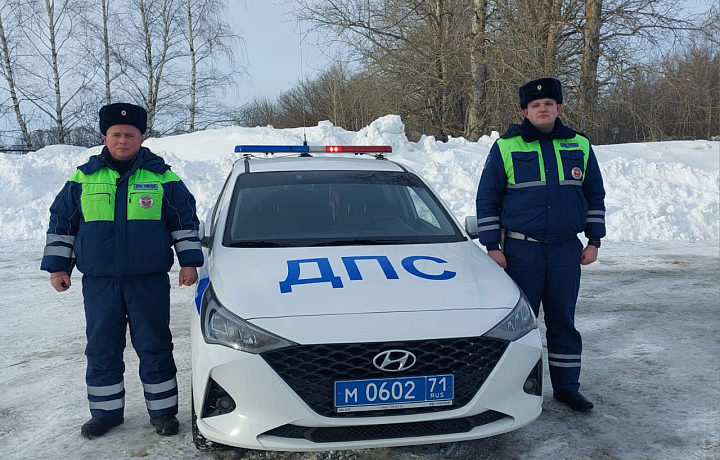 Сотрудники тульской Госавтоинспекции оказали помощь автомобилистам, чьи машины сломались на дороге