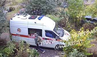 Туляк подрался с машиной скорой помощи на улице Фридриха Энгельса из-за того, что она остановилась у подъезда