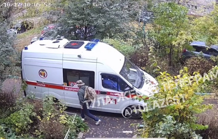 Туляк подрался с машиной скорой помощи на улице Фридриха Энгельса из-за того, что она остановилась у подъезда