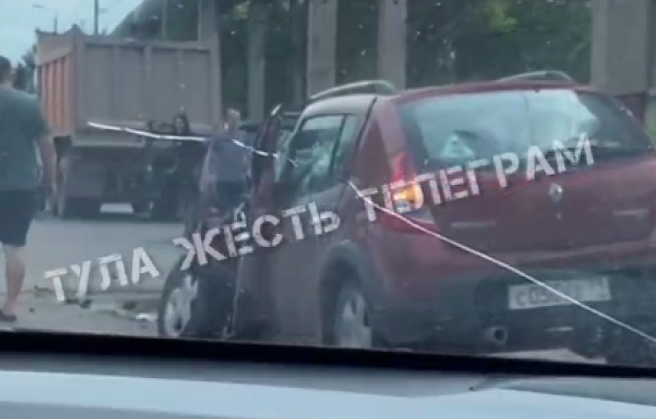 В Туле недалеко от «Чермета» 20-летний водитель на Renault въехал в столб
