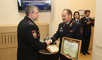 Начальник тульского УМВД наградил особо отличившихся в работе полицейских