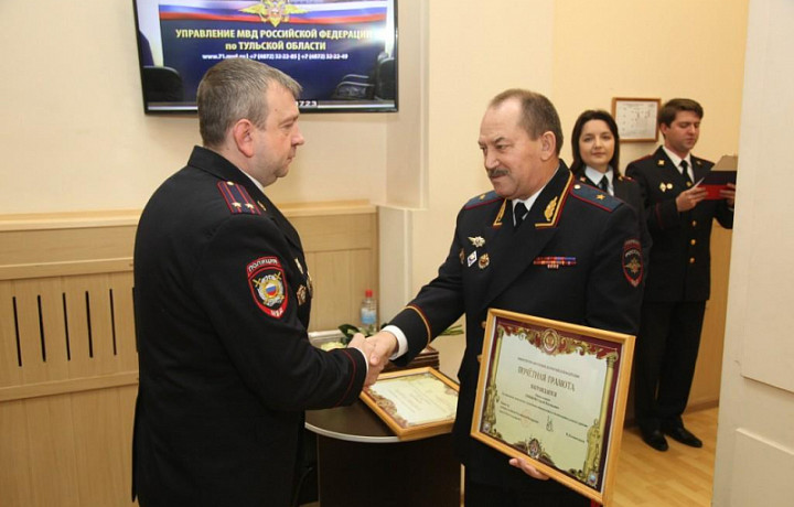 Начальник тульского УМВД наградил особо отличившихся в работе полицейских