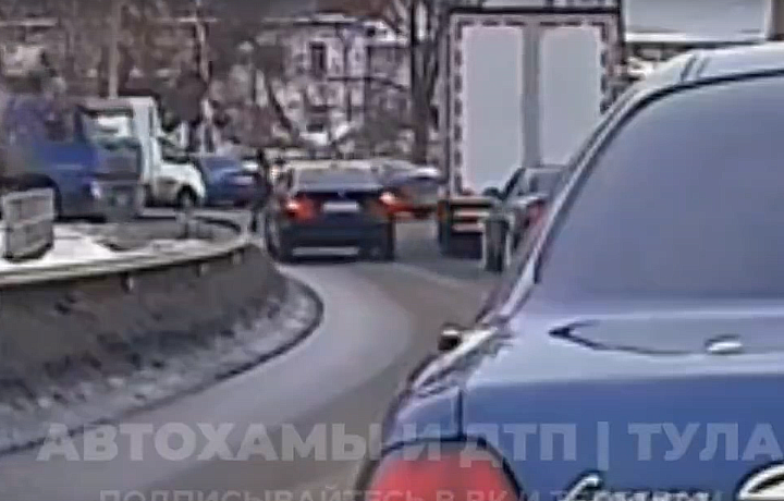 На улице Демонстрации в Туле водитель автомобиля BMW решил не стоять в пробке и объехал ее по «встречке»