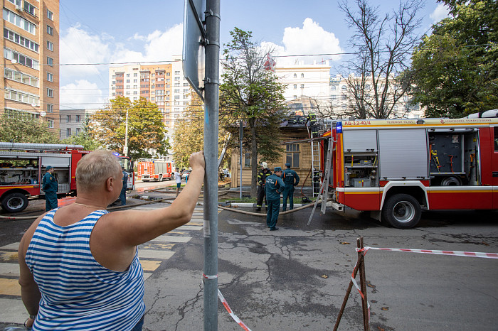 В Туле на улице Свободы загорелся дом