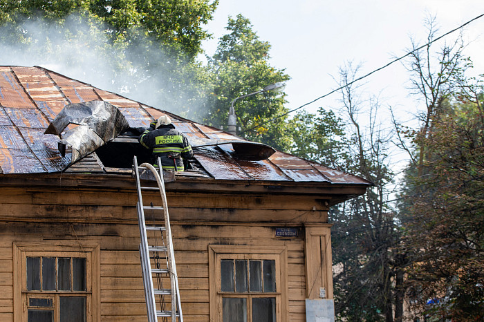 В Туле на улице Свободы загорелся дом