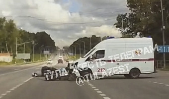 Момент ДТП в Ревякино с участием мотоциклиста и скорой помощи попал на видео