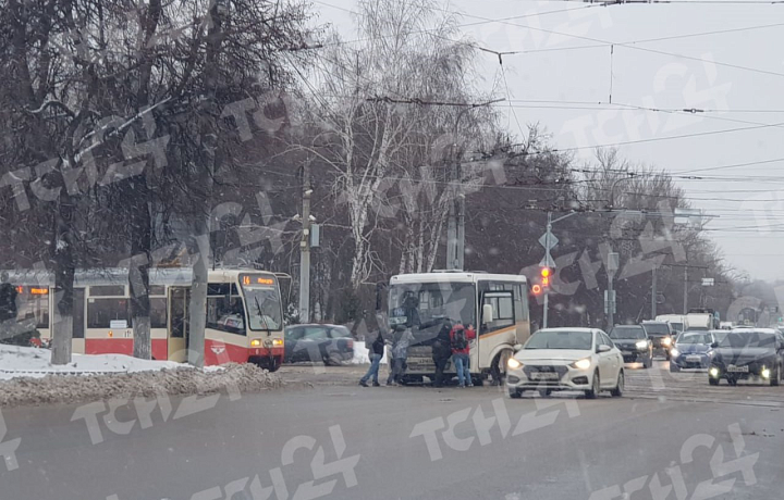 На перекрестке улицы Станиславского и проспекта Ленина в Туле щекинцы толкают автобус, чтобы доехать до дома