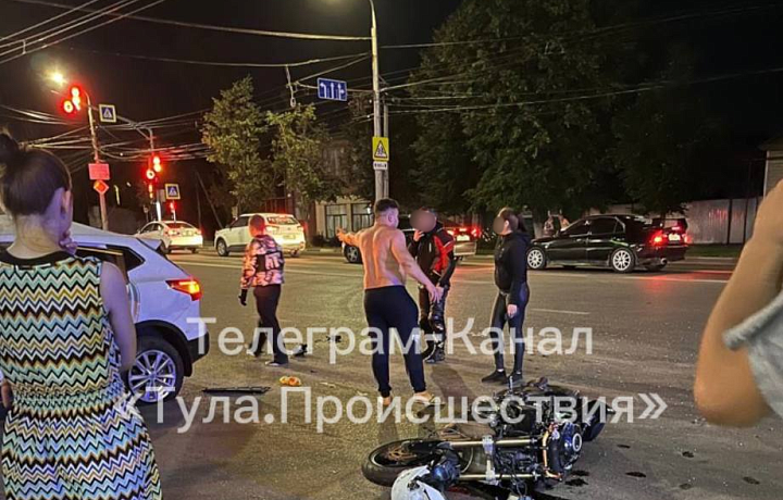 На улице Октябрьской в Туле произошло ДТП: мотоциклист попал в больницу
