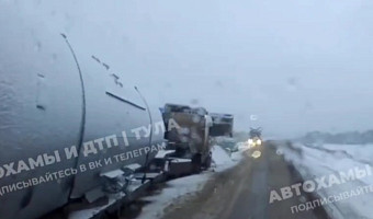 Две фуры столкнулись на трассе «Тула – Калуга» в первый снежный день