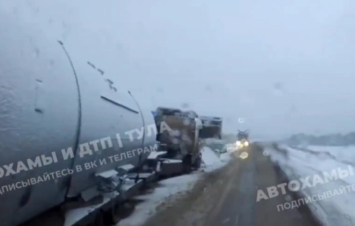 Две фуры столкнулись на трассе «Тула – Калуга» в первый снежный день