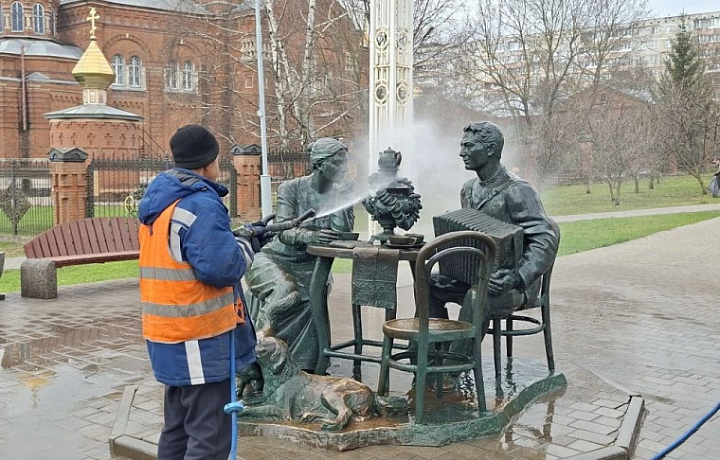 В Туле в рамках месячника чистоты моют памятники