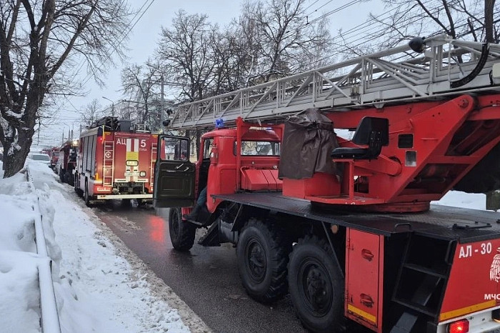 Из горящего дома на улице Луначарского в Туле эвакуировали 28 человек