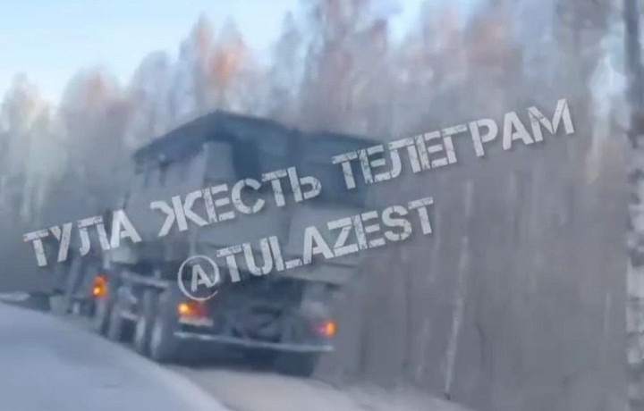 Мусоровоз опрокинулся с дороги возле деревни Коптево в Туле