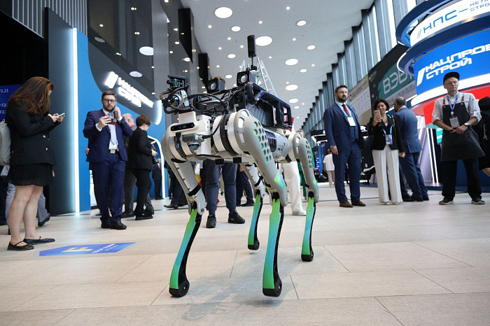 Люди, машины, роскошь: яркие фото третьего дня ПМЭФ-2024